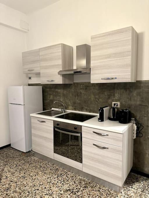 Ferienwohnung Ridi Che Ti Passa In Vico Del Fieno Genua Exterior foto