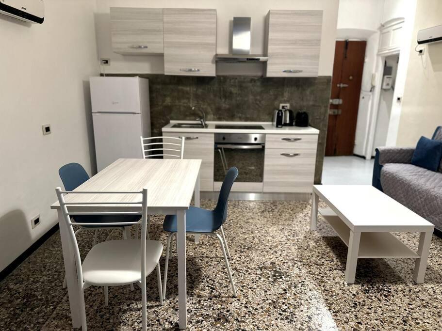 Ferienwohnung Ridi Che Ti Passa In Vico Del Fieno Genua Exterior foto